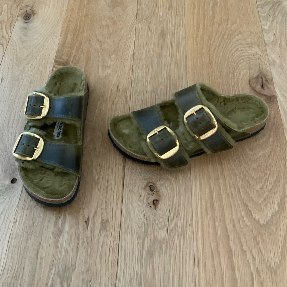 Spring Refresh 🌸 
BIRKENSTOCK Arizona Big Buckle Genuine Shearling
Lined Olive - Picture 5 of 10